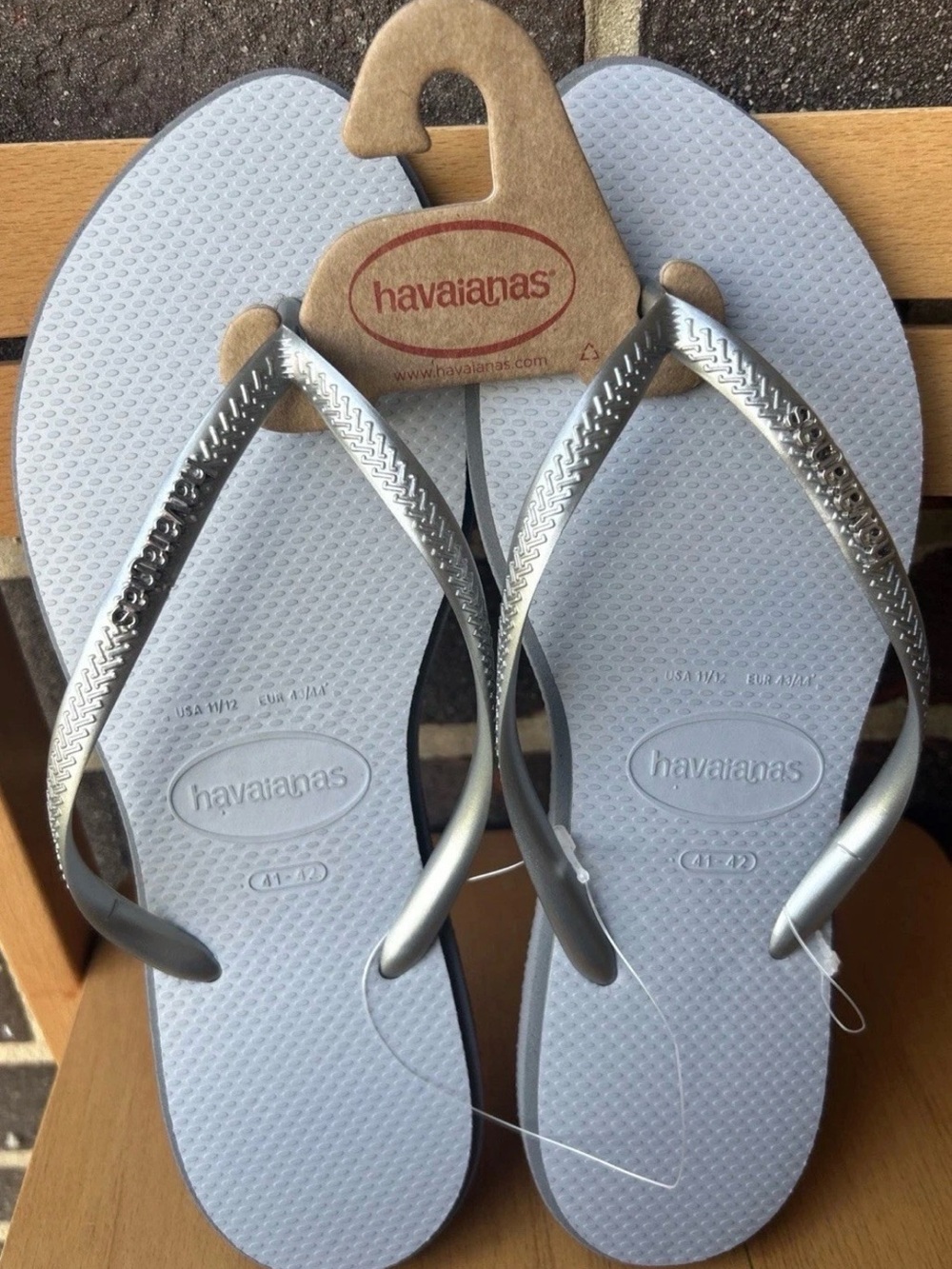 Havaianas Women's Flip Flops in Silver Straps and Light Gray Footbed Size 11/12